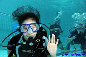 eerste keer duiken in een zwembad, gaaf